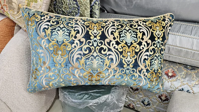وسادة مطرزة بالأزرق الداكن بزخارف ذهبية